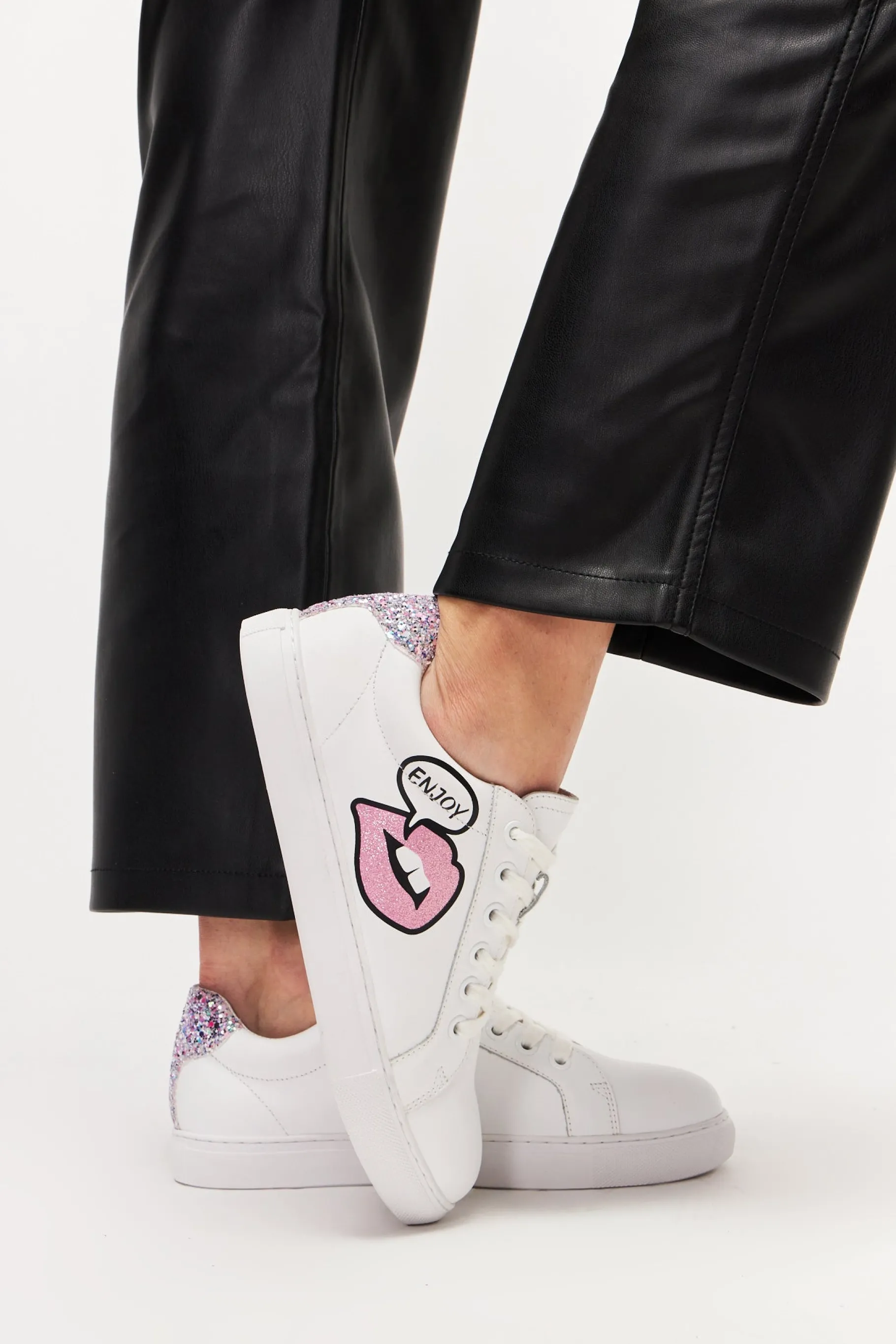 simone_satisfactionenjoy_yourself_2.webp Bons Baisers Simone*Simone Satisfaction-